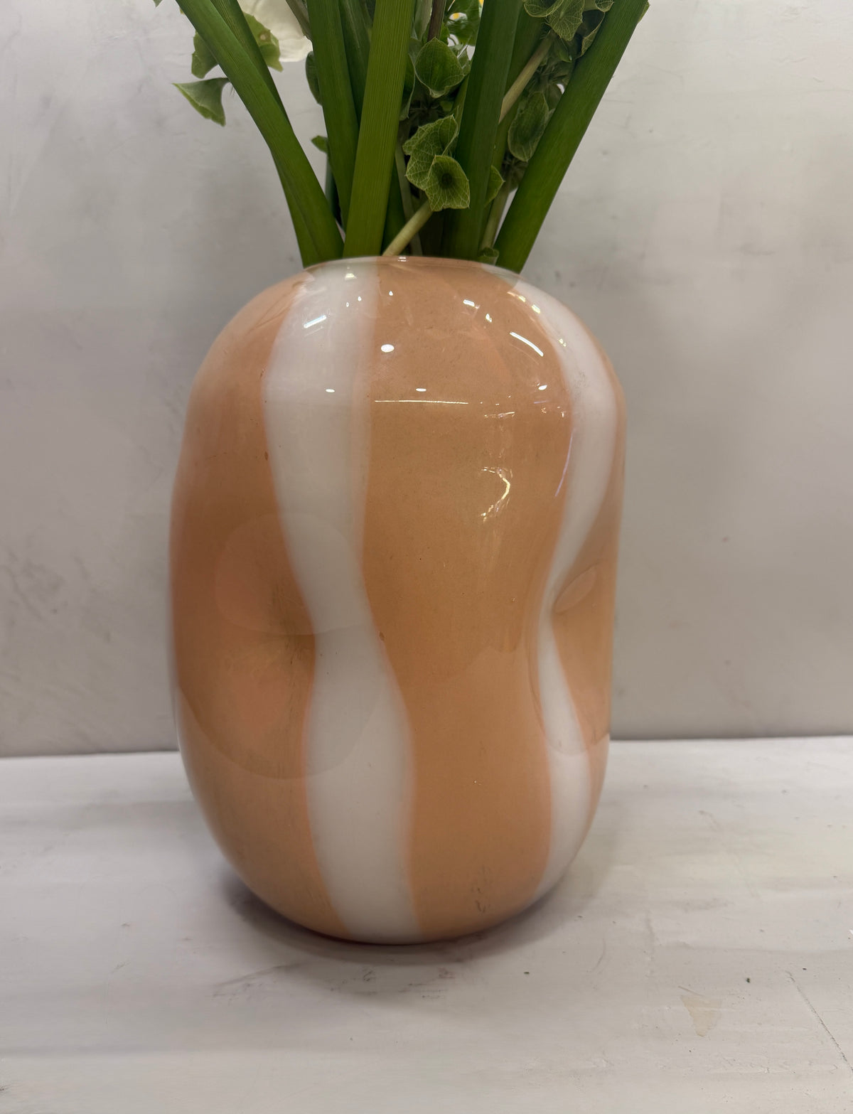 Elegant arrangement with natural flowers and exclusive vase.