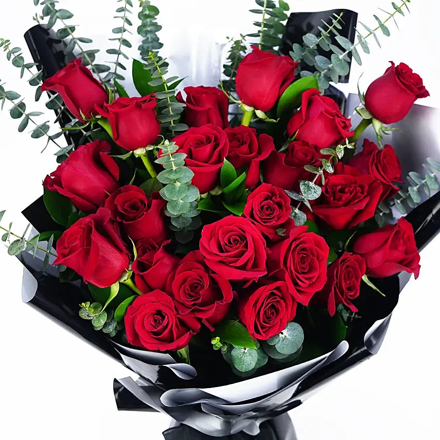 Royal Passion: Bouquet of 24 Colombian roses with royal black wrapping