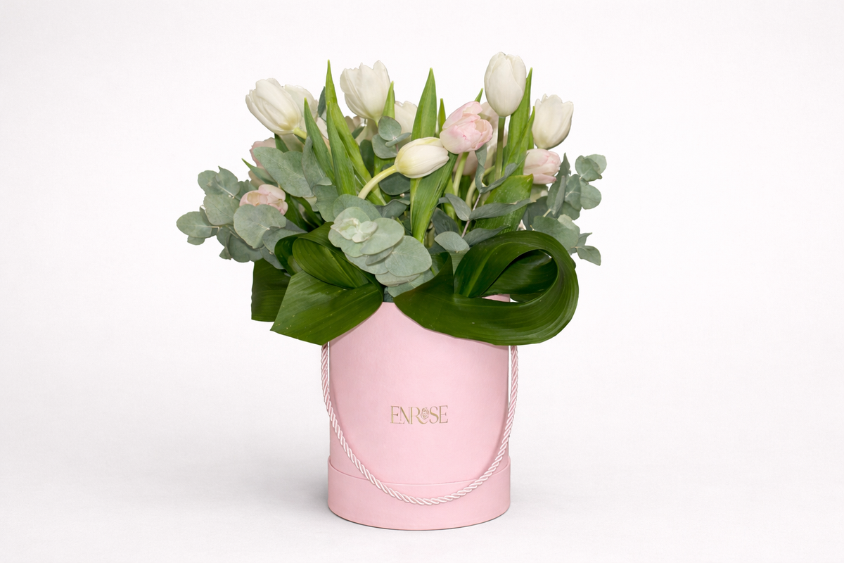 Caixa Elegante com Tulipas Brancas