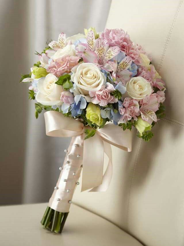 Romantic Bridal Bouquet with Roses, Hydrangeas and Alstroemerias