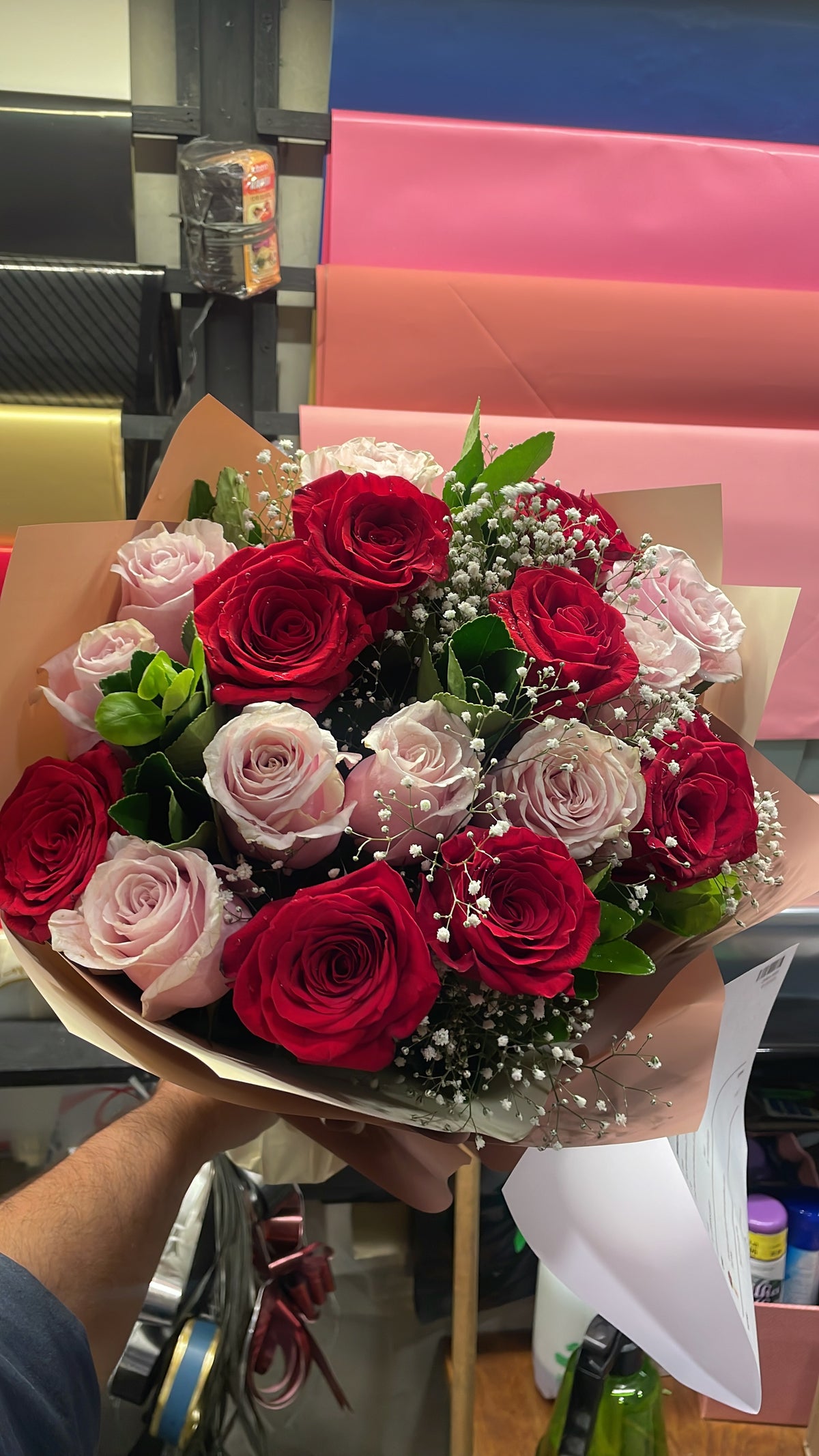 Exclusive: Bouquet of 18 red roses and Colombian roses
