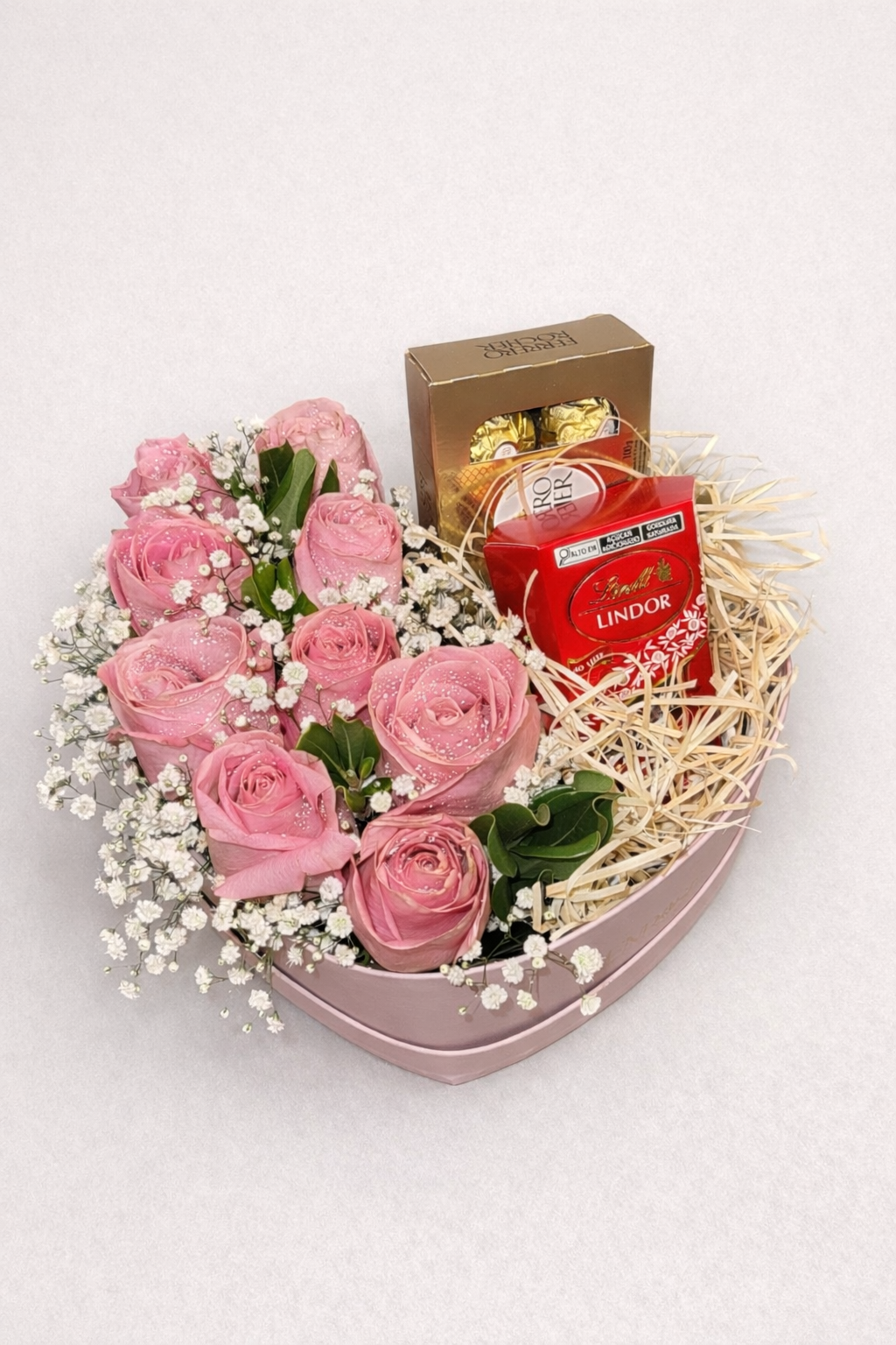 Coração de Rosas e Chocolates Finos - Presente Perfeito para Quem Você Ama