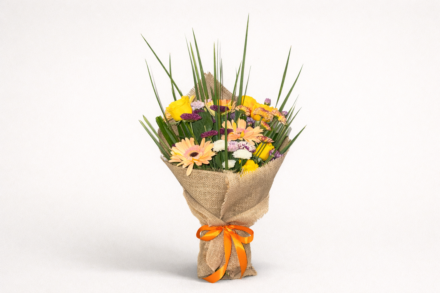 Beleza Natural: Buquê de Flores Variadas com Envoltório de Palha