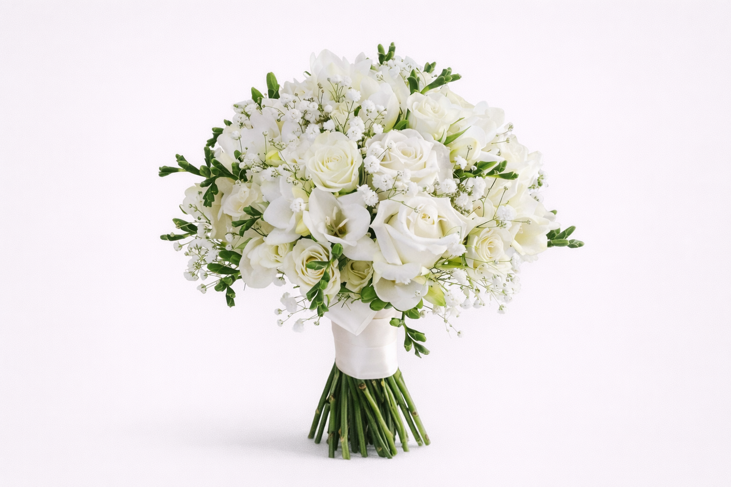 Buquê Elegante de Noiva com Rosas Brancas e Freesias