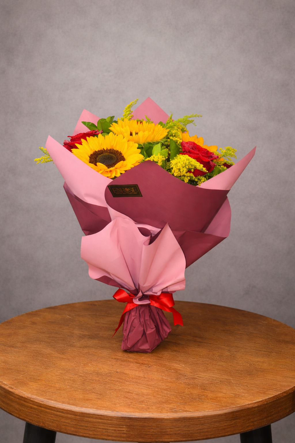 Bouquet with 3 red roses and 3 sunflowers.