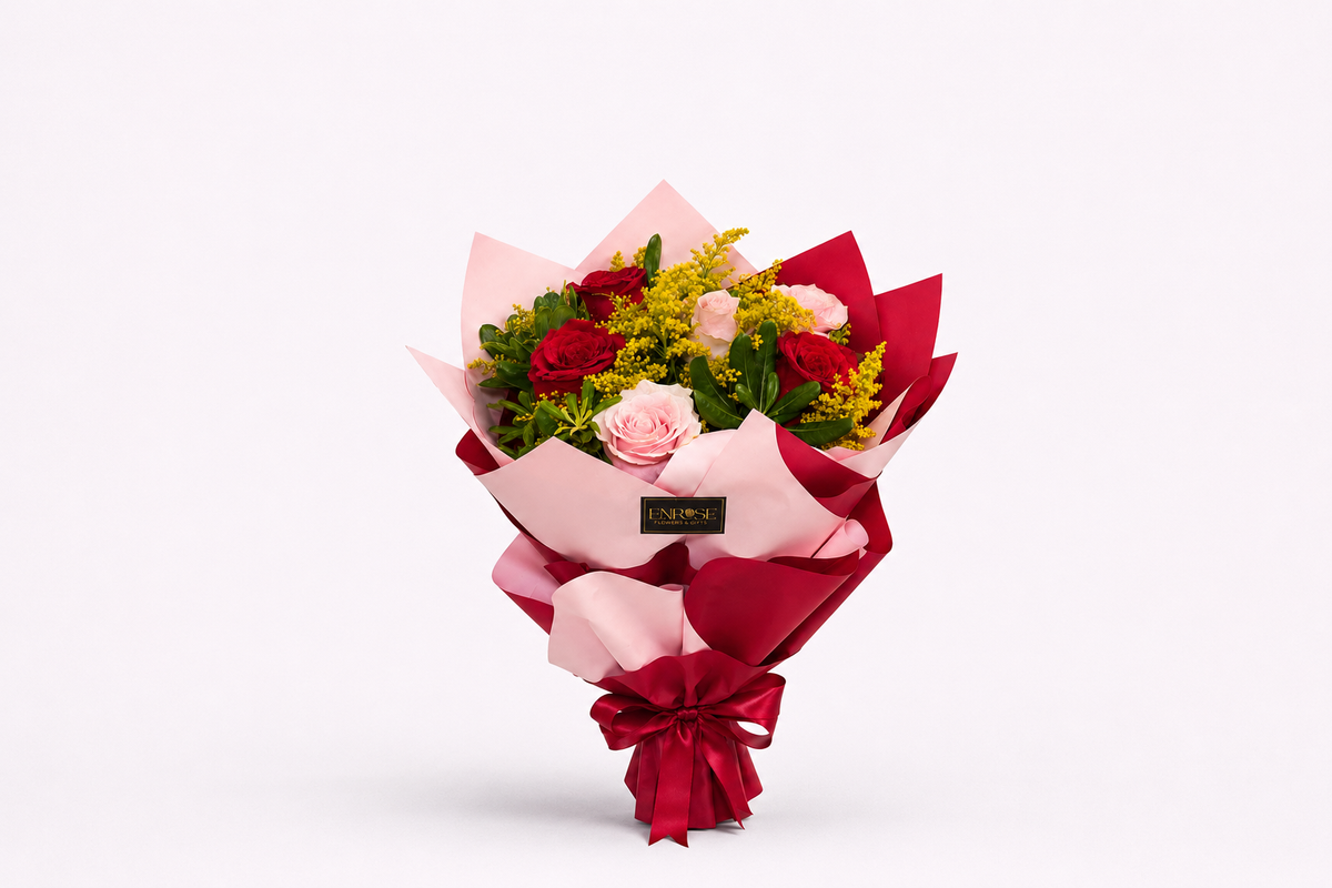 Buquê elegante com rosas vermelhas e rosas claras