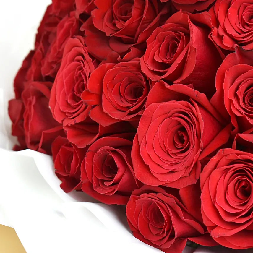 Espírito Romântico: Buquê de 100 Rosas Vermelhas Colombianas com uma Orquídea