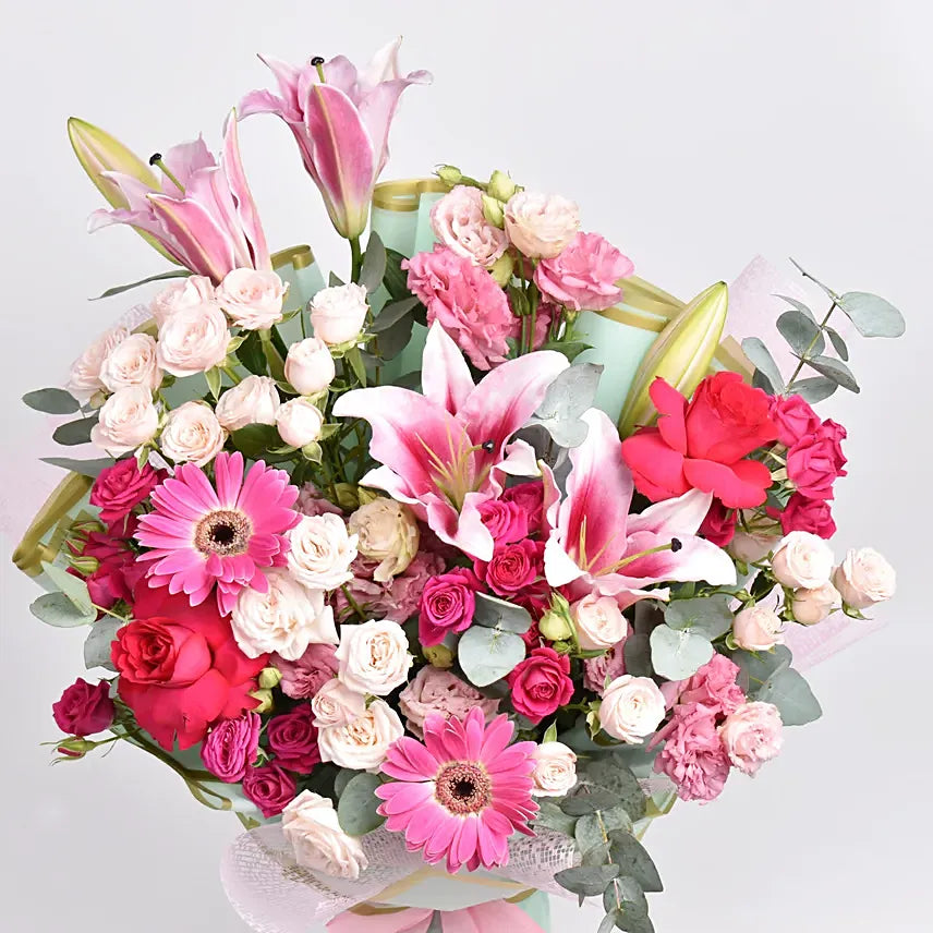 Esplendor Floral: Buquê Grande com uma Mistura de Rosas e Lilases