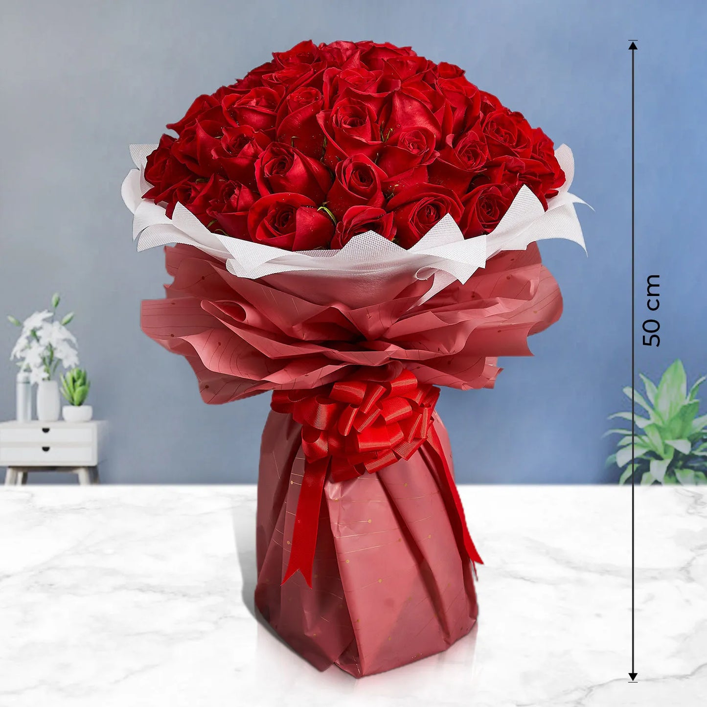 Encanto do Amor: Buquê de Cinquenta Rosas Vermelhas Colombianas