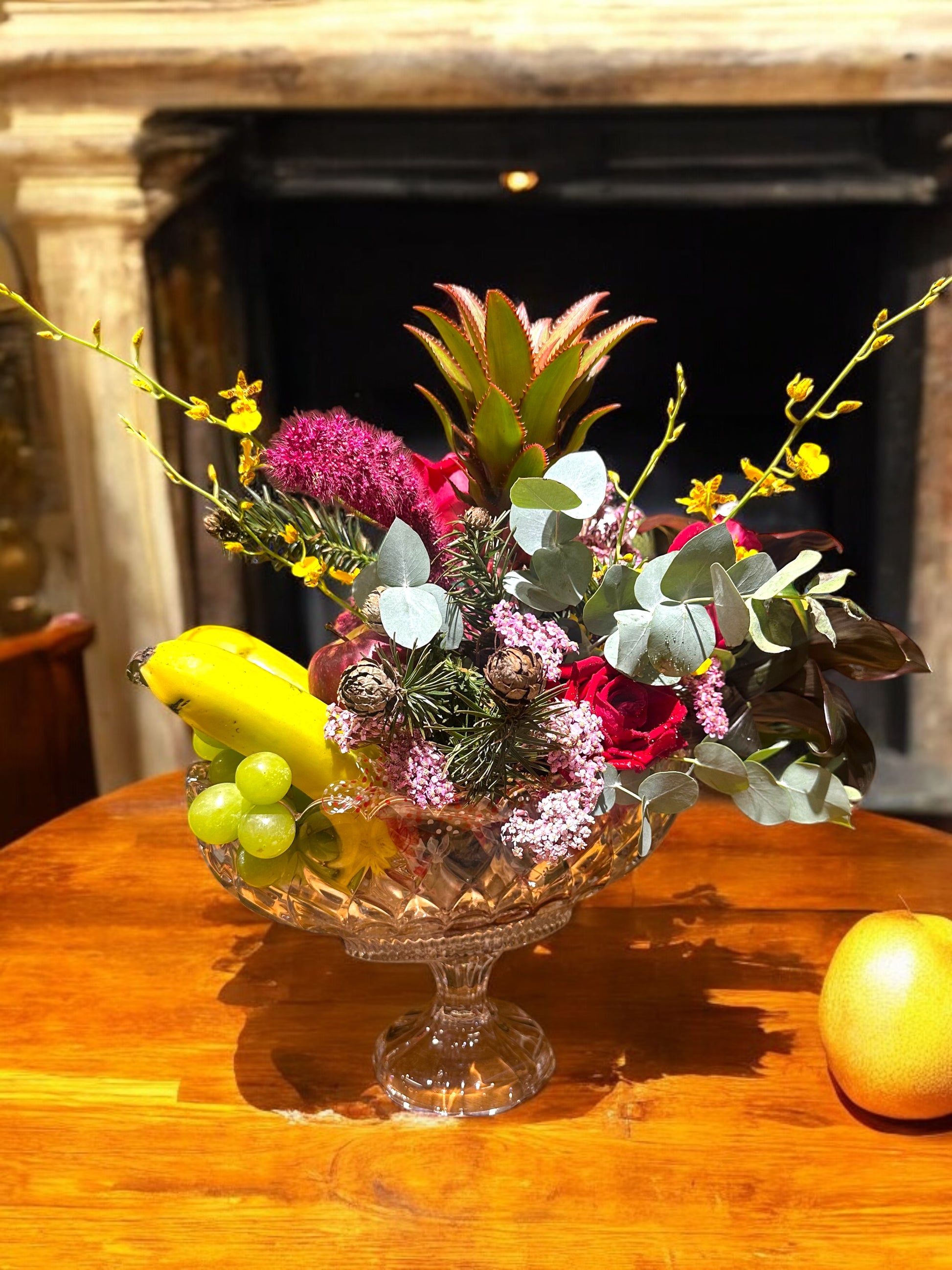 Arranjo Decorativo com Frutas Tropicais e Flores no Vaso de Cristal