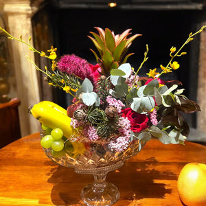 Arranjo Decorativo com Frutas Tropicais e Flores no Vaso de Cristal