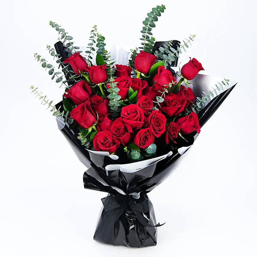 Royal Passion: Bouquet of 24 Colombian roses with royal black wrapping
