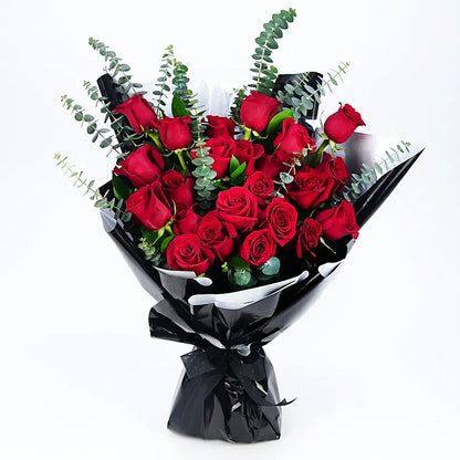 Royal Passion: Bouquet of 24 Colombian roses with royal black wrapping