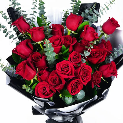 Royal Passion: Bouquet of 24 Colombian roses with royal black wrapping