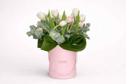 Caixa Elegante com Tulipas Brancas