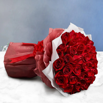 Encanto do Amor: Buquê de Cinquenta Rosas Vermelhas Colombianas