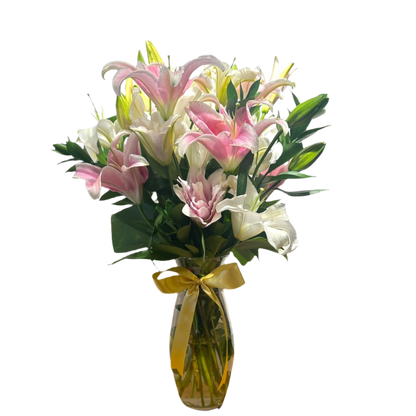 Arranjo Elegante de Lírios Rosas e Brancos - Sofisticação em Vaso de Vidro