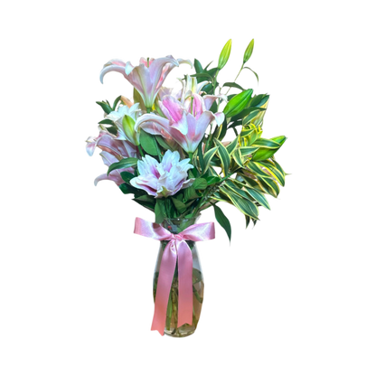 Arranjo Elegante de Lírios Rosas - Um Toque de Sofisticação em Vaso de Vidro
