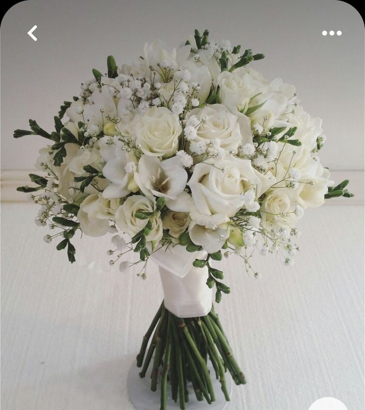 Buquê Elegante de Noiva com Rosas Brancas e Freesias