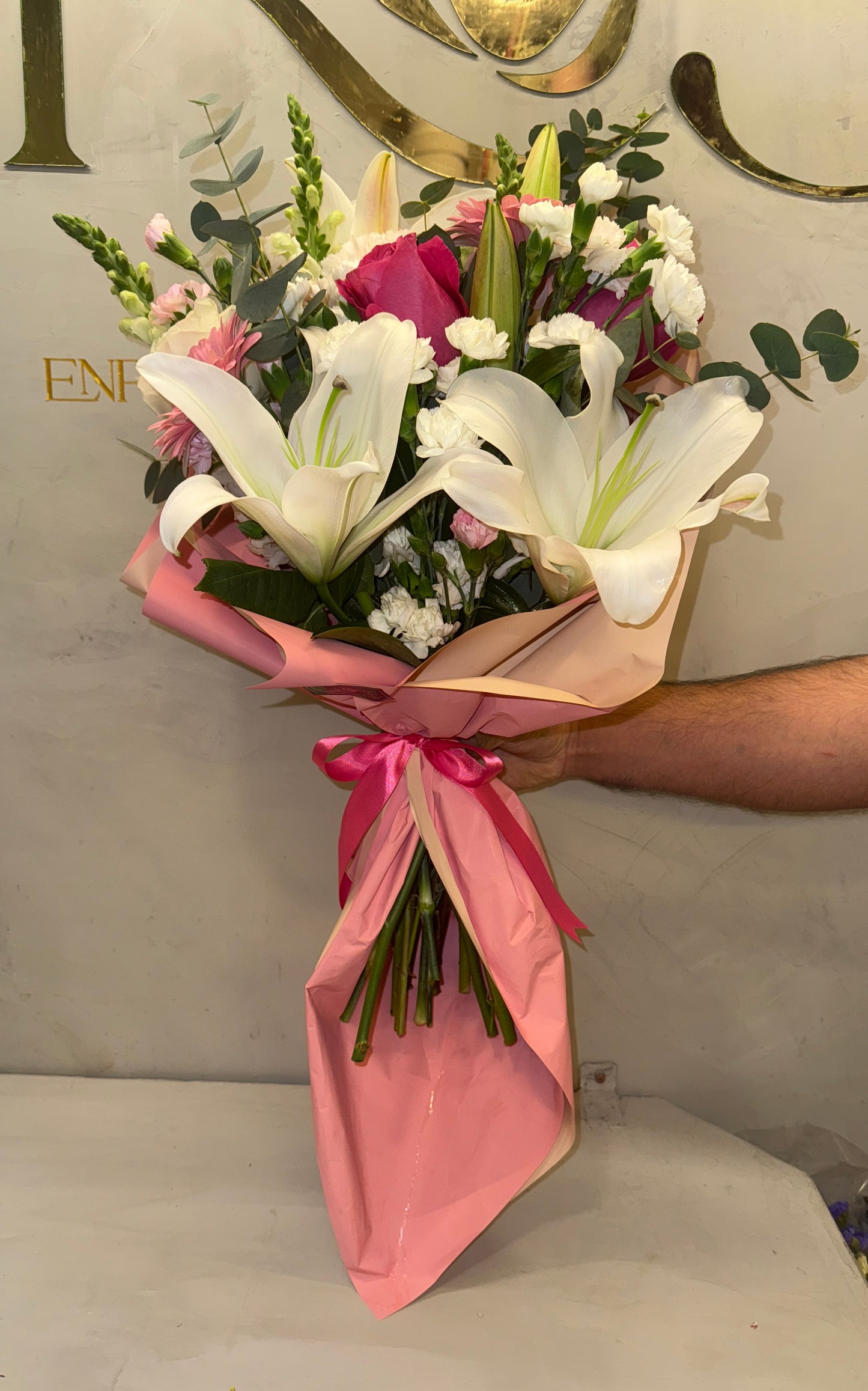 Buquê Elegante com Lírios e Flores Mistas