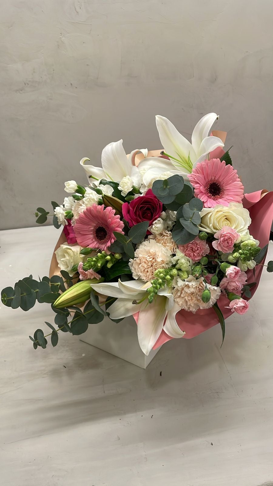 Buquê Elegante com Lírios e Flores Mistas