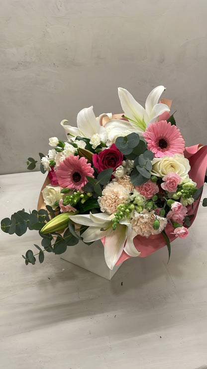 Buquê Elegante com Lírios e Flores Mistas