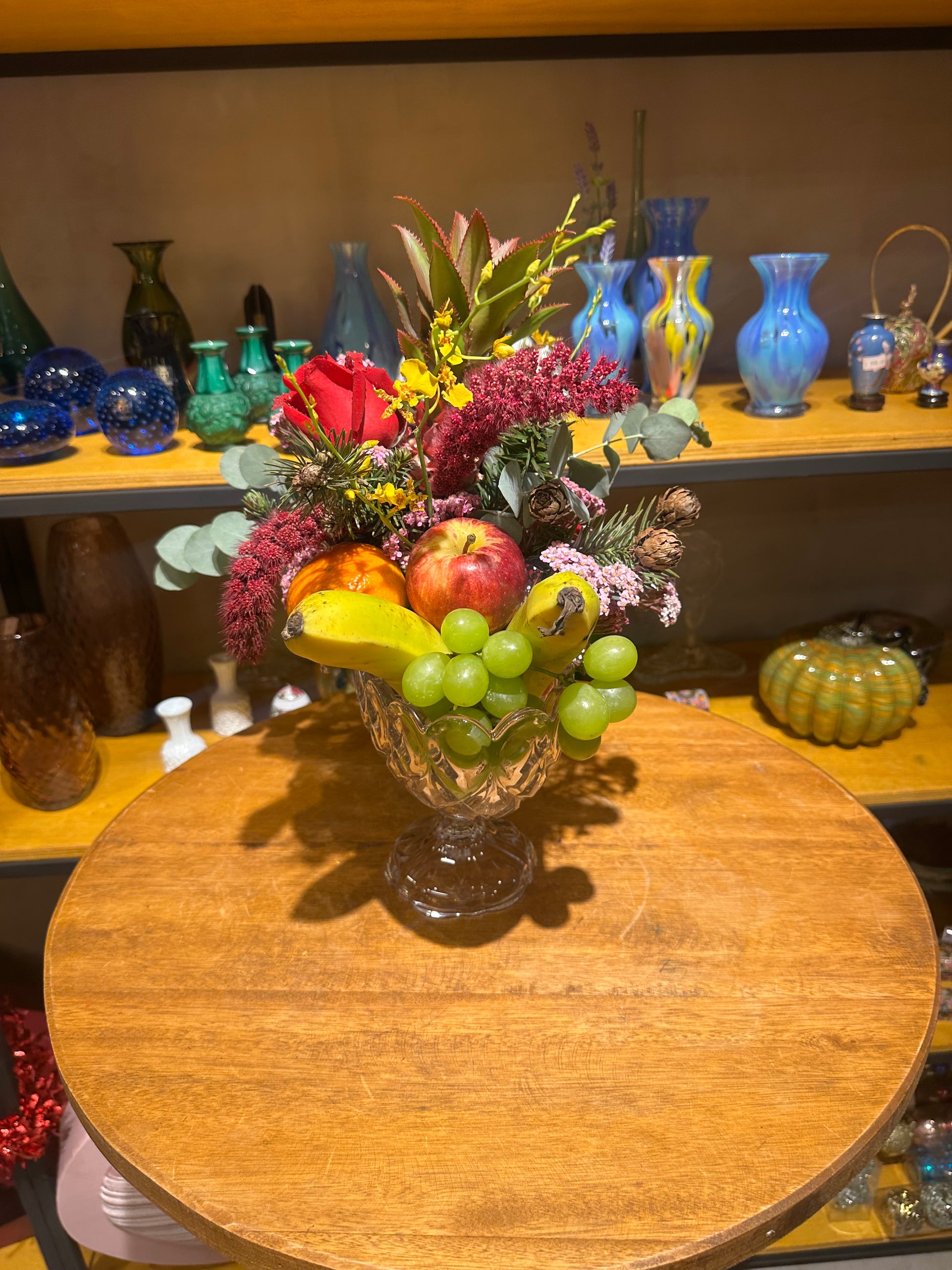 Arranjo Decorativo com Frutas Tropicais e Flores no Vaso de Cristal