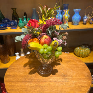 Arranjo Decorativo com Frutas Tropicais e Flores no Vaso de Cristal