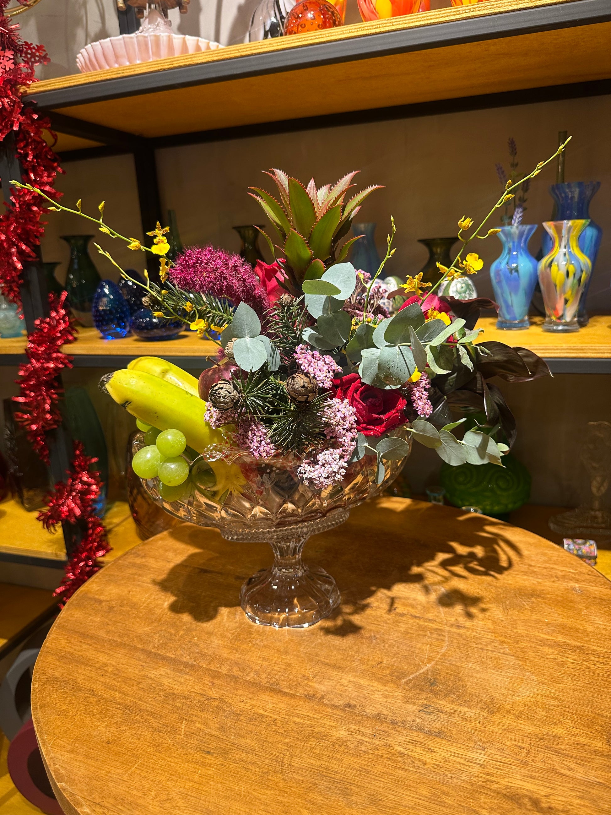 Arranjo Decorativo com Frutas Tropicais e Flores no Vaso de Cristal