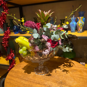 Arranjo Decorativo com Frutas Tropicais e Flores no Vaso de Cristal