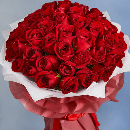 Encanto do Amor: Buquê de Cinquenta Rosas Vermelhas Colombianas