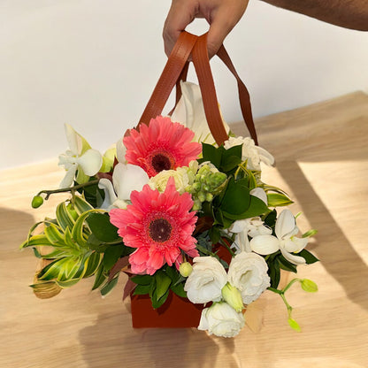 Arranjo Floral Luxuoso em Bolsa Elegante