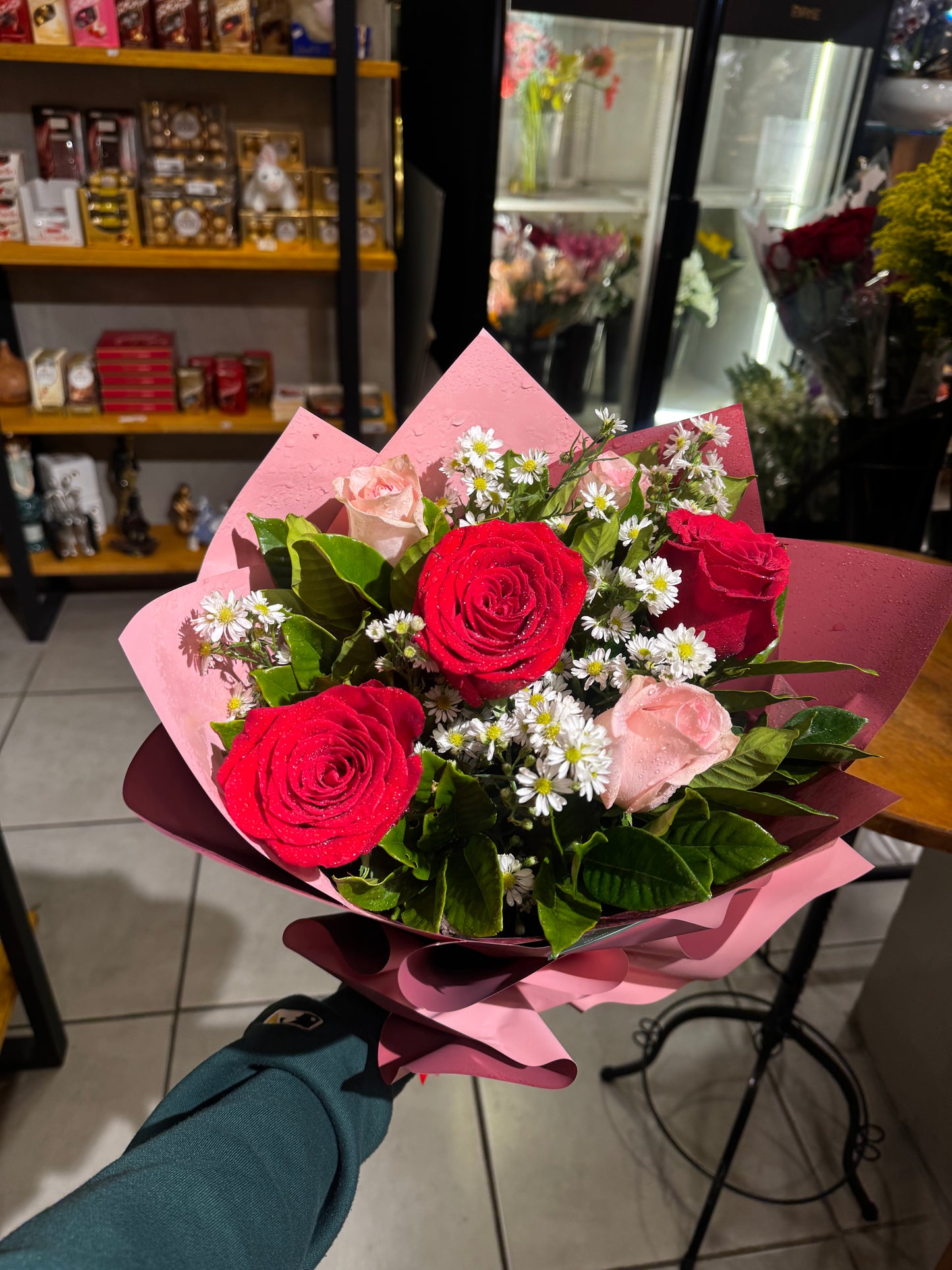 Buquê delicado com rosas vermelhas e rosas
