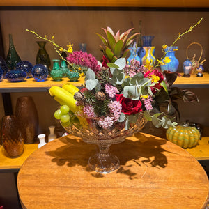 Arranjo Decorativo com Frutas Tropicais e Flores no Vaso de Cristal