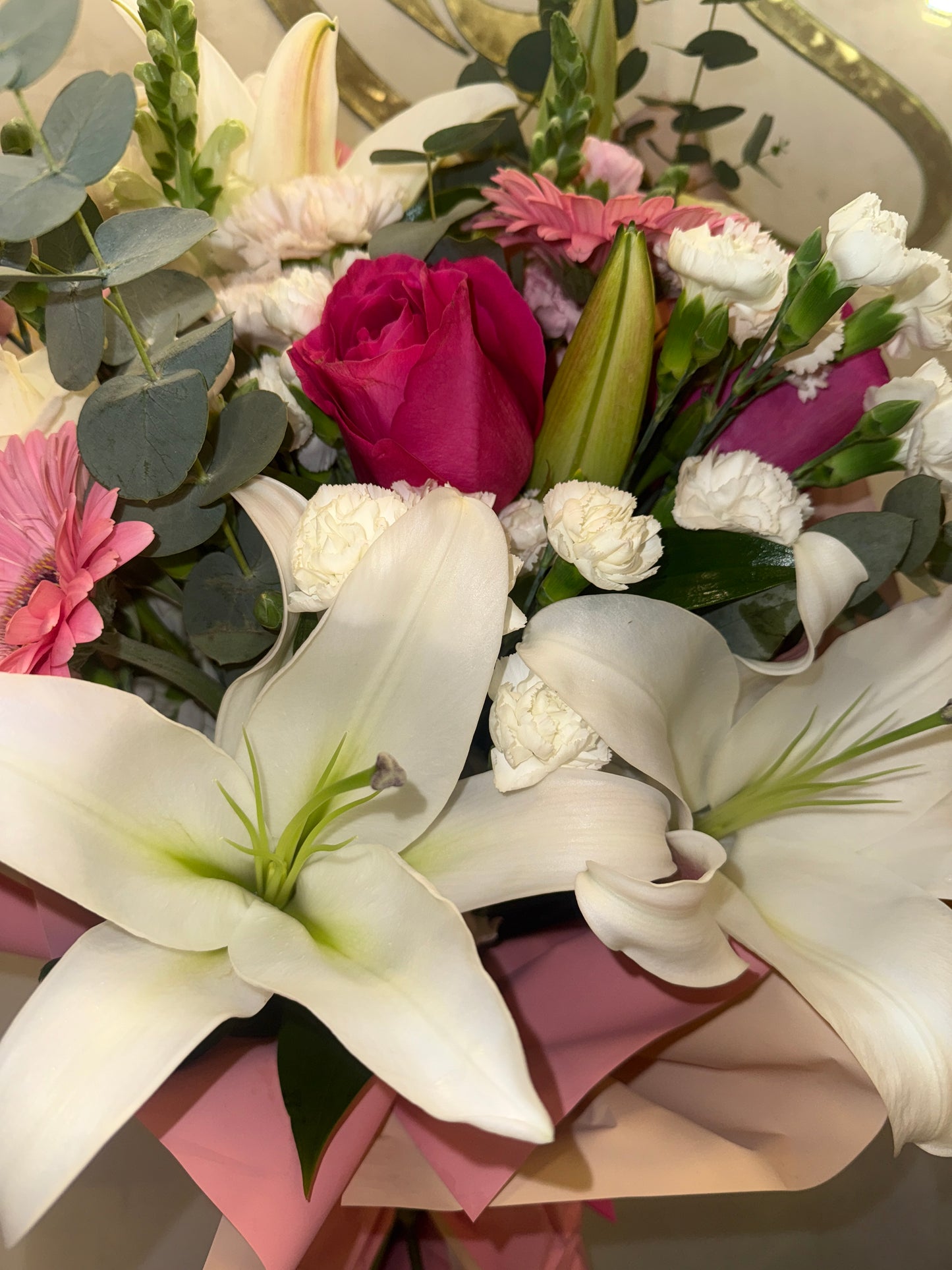 Buquê Elegante com Lírios e Flores Mistas