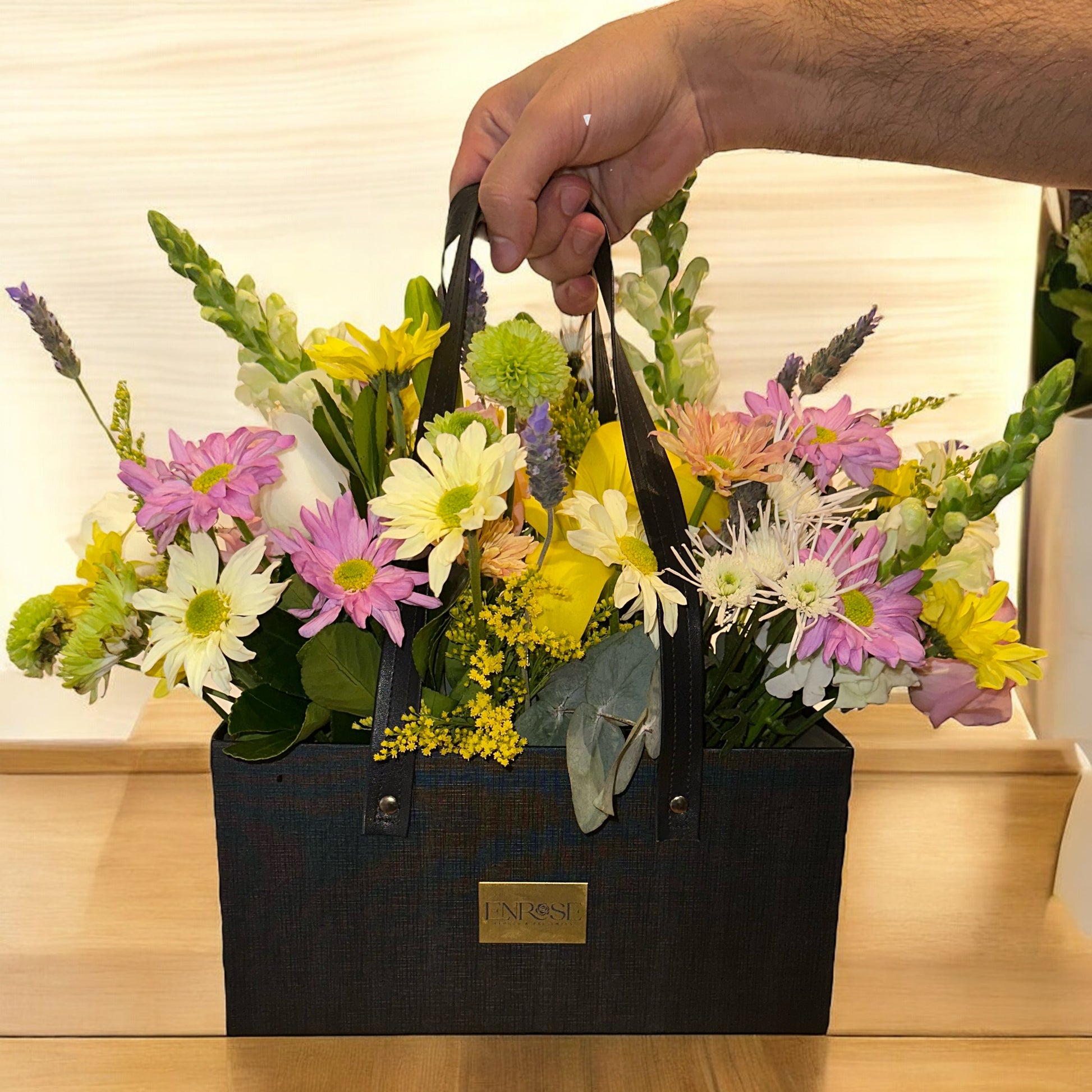 Arranjo de Flores em Bolsa Preta - Elegância e Charme