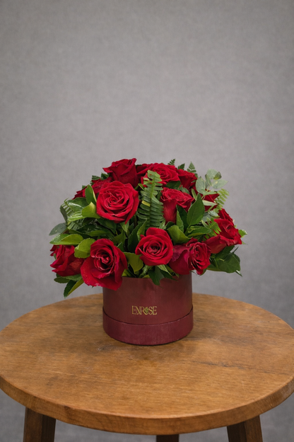 Caixa Clássica Vermelha – 25 Rosas Vermelhas