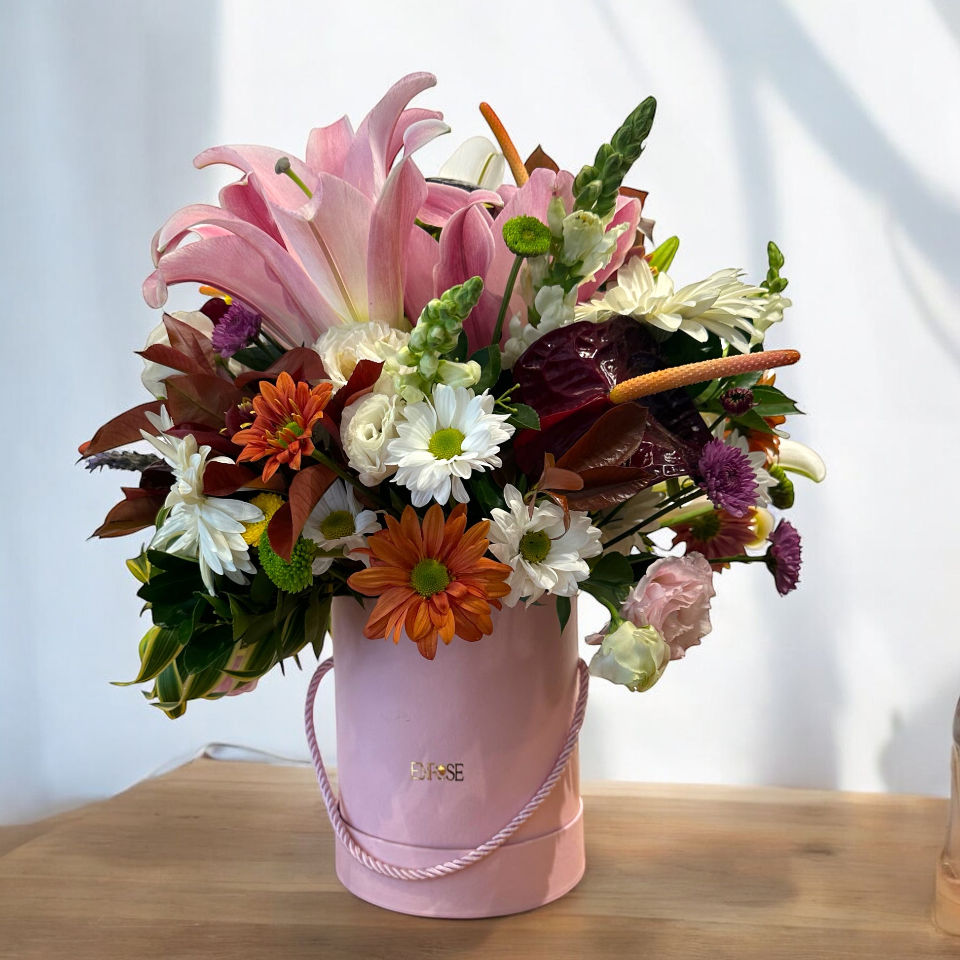 Arranjo de Lírios e Flores Variadas em Caixa Rosa - Charme e Delicadeza