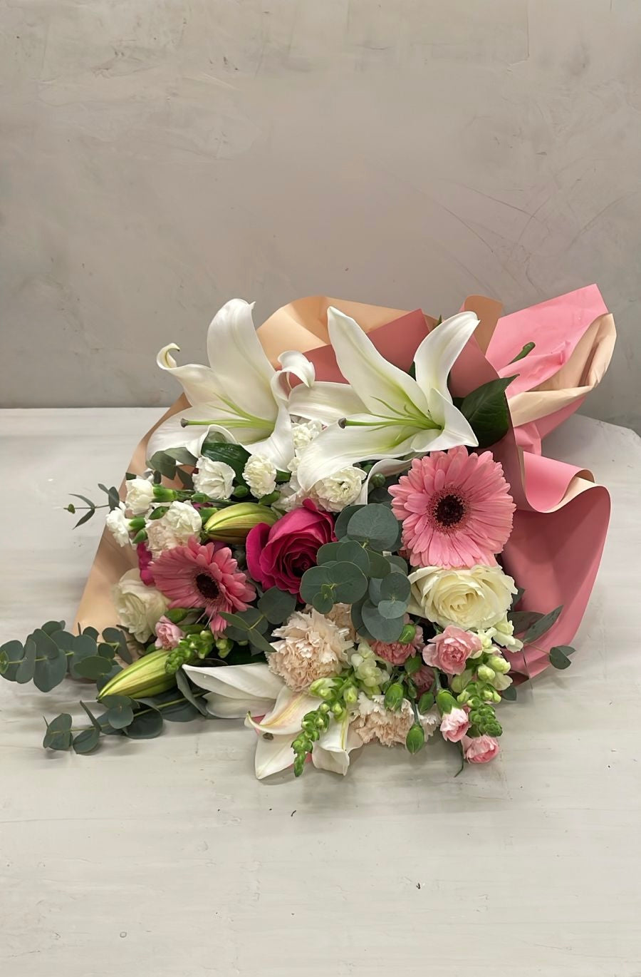 Buquê Elegante com Lírios e Flores Mistas