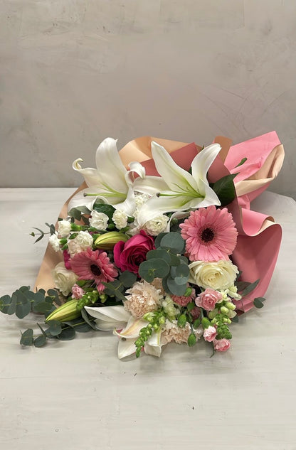 Buquê Elegante com Lírios e Flores Mistas