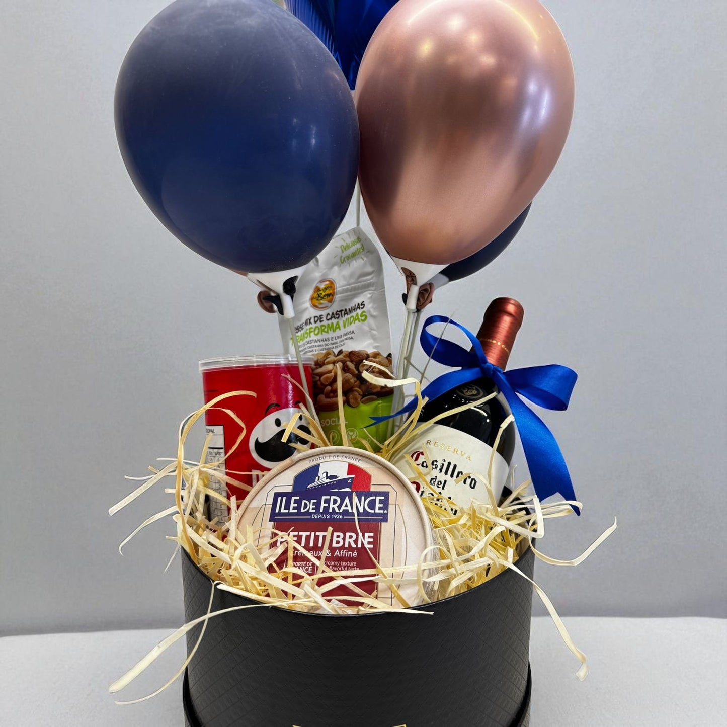 Exclusive Gift for Dad – Luxurious Box with Casillero del Diablo Wine and Gourmet Delights