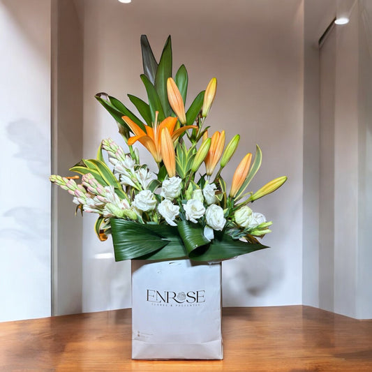 Arranjo de Lírios Laranja com Lisianthus Branco - Elegância e Frescor