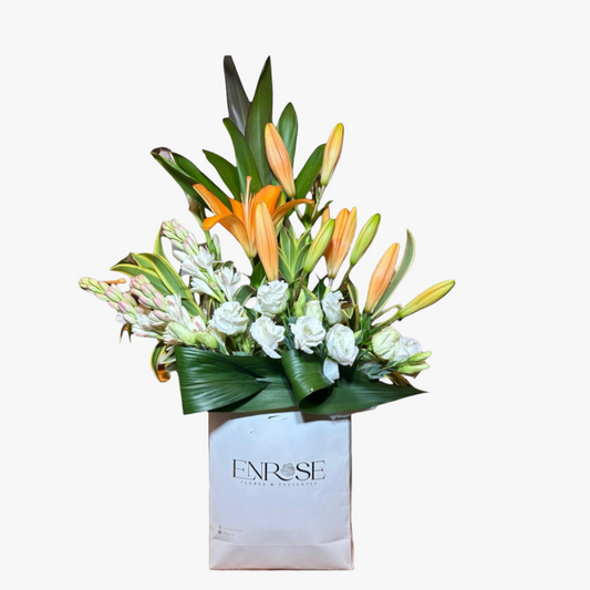 Arranjo de Lírios Laranja com Lisianthus Branco - Elegância e Frescor