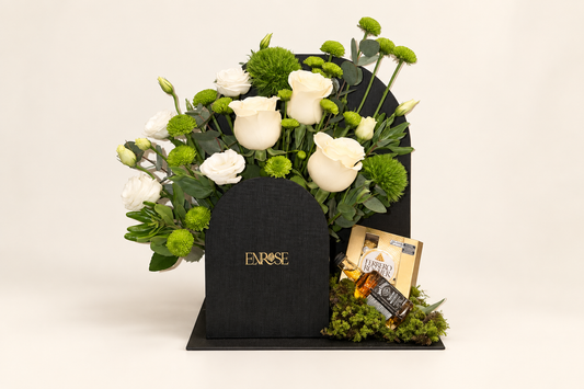 Arranjo de Rosas Brancas com Chocolates e Jack Daniel’s