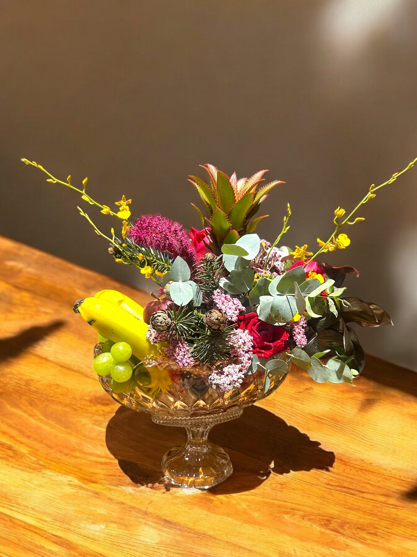 Arranjo Decorativo com Frutas Tropicais e Flores no Vaso de Cristal