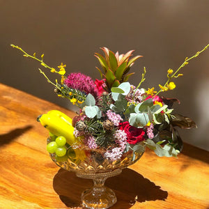 Arranjo Decorativo com Frutas Tropicais e Flores no Vaso de Cristal