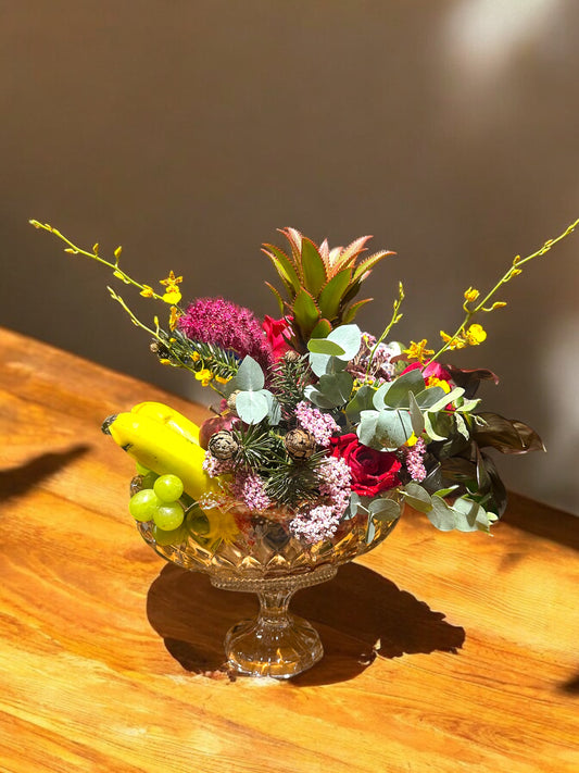 Arranjo Decorativo com Frutas Tropicais e Flores no Vaso de Cristal