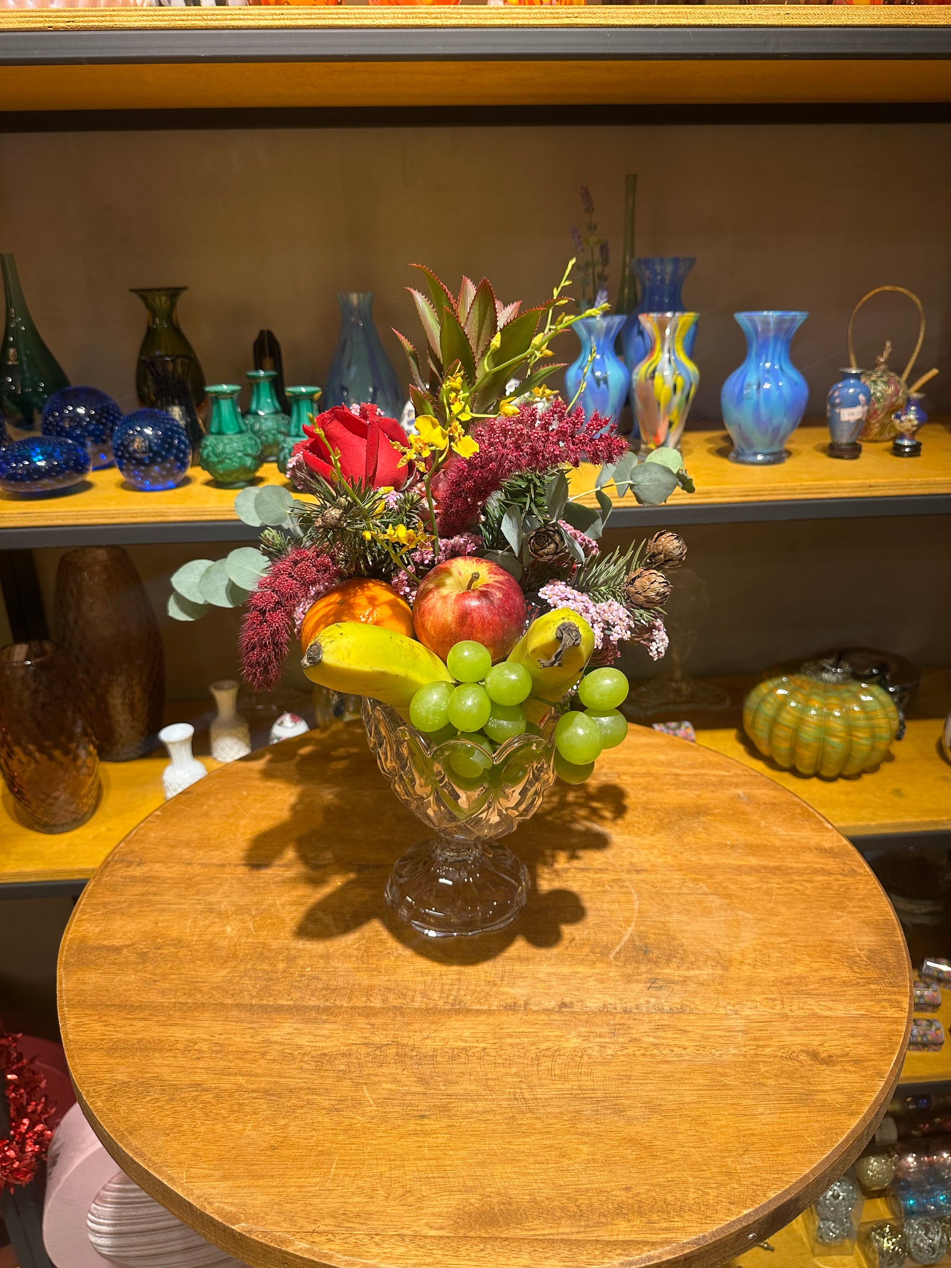 Arranjo Decorativo com Frutas Tropicais e Flores no Vaso de Cristal