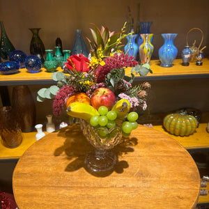 Arranjo Decorativo com Frutas Tropicais e Flores no Vaso de Cristal