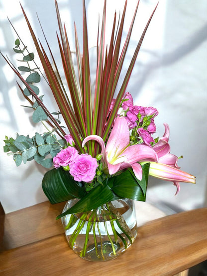 Sophisticated Floral Arrangement in Glass Vase with Modern Design